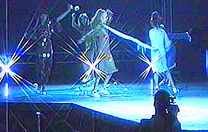 Коллекция Светланы Типатовой  12 МЕСЯЦЕВ,
выступление на международном фестивале
ПАРОМ-2000, центр 21 ВЕК,
Modetheater A-NA-NAS
