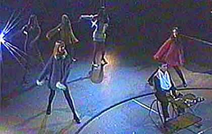 Коллекция Светланы Типатовой  ВАФЛИ,
выступление на международном фестивале
ПАРОМ-2001, центр 21 ВЕК,
Modetheater A-NA-NAS